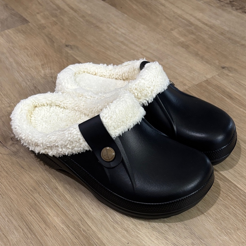NEW Women’s Chay Chaz Memory Foam Clogs